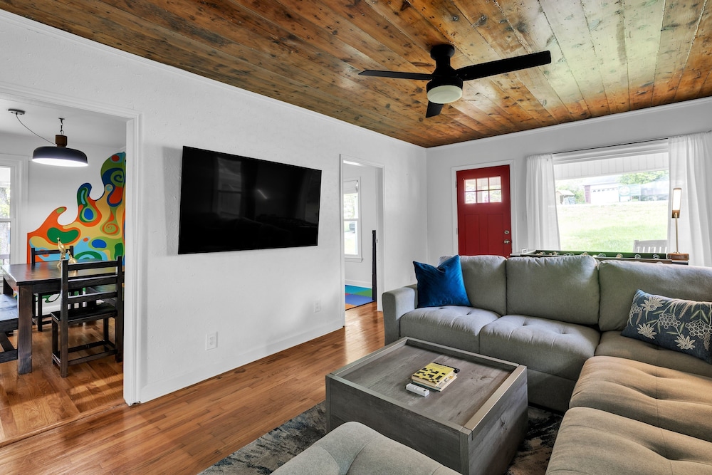 Relax And Unwind In The Heart Of Fayetteville 2 Bedroom Home