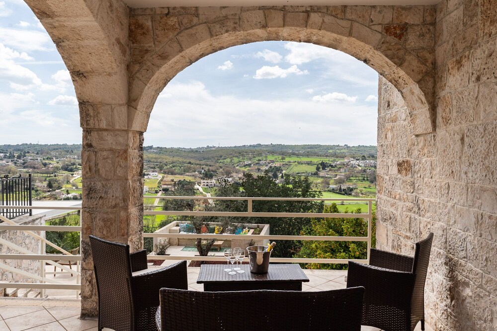 Villa L'Arco in Col with jacuzzi tub view 4