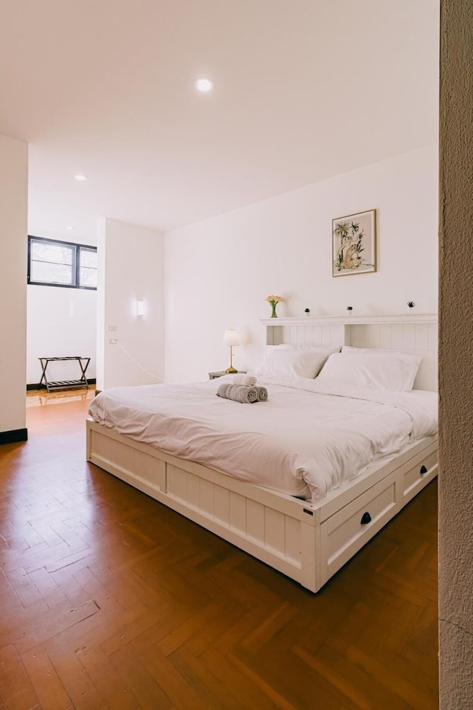 Modern Family House - 4 Bedrooms 5 Mins From Old Town With Gallery - Deja Home