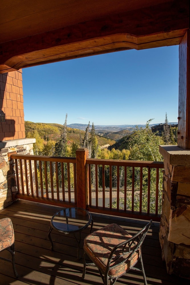 Grand Lodge - Three Bedroom #301 - Ski-in/ski-out 3 Condo