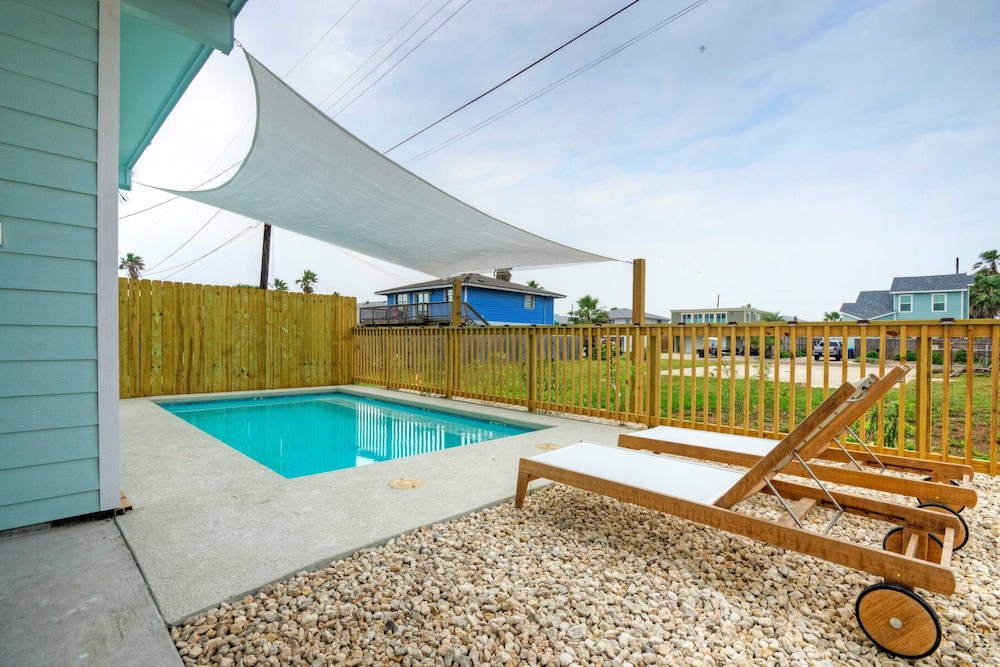 Sleeps 24 2 Homes, Walk to the Beach, Private Pools, Fire Pit, Modern Design