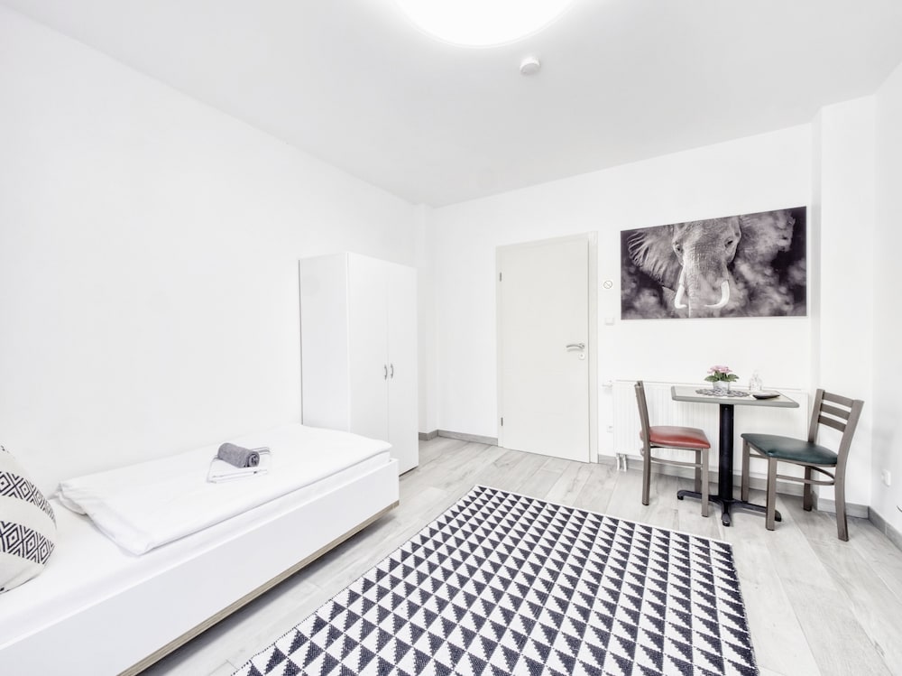 Amanda Hostel