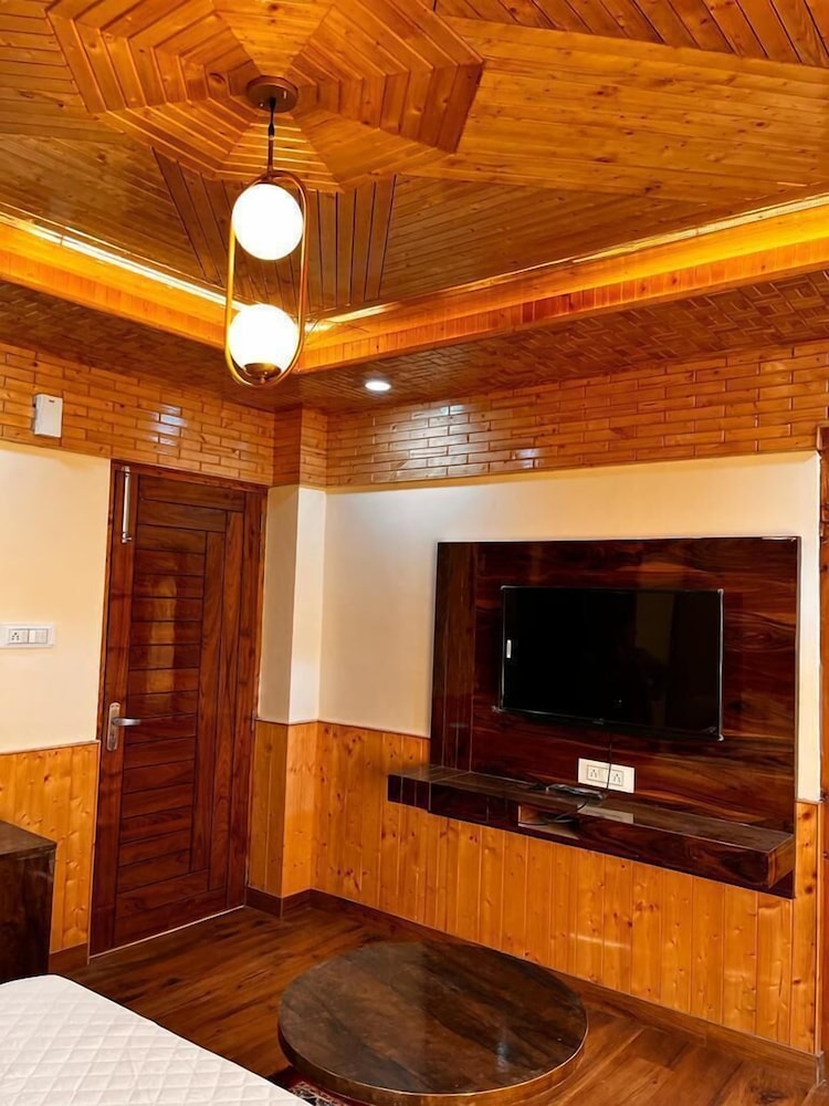 Wood Crista Retreat by Park Tree view 5