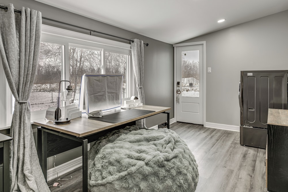 2 Mi to Airport: High-end Cheektowaga Home!