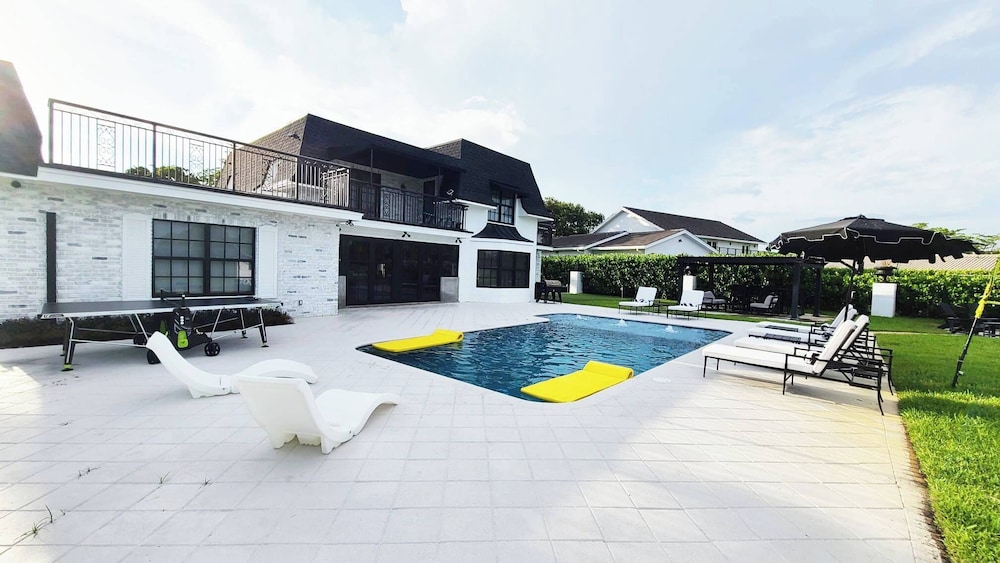 New 5 Bedroom Modern Villa on Golf Course