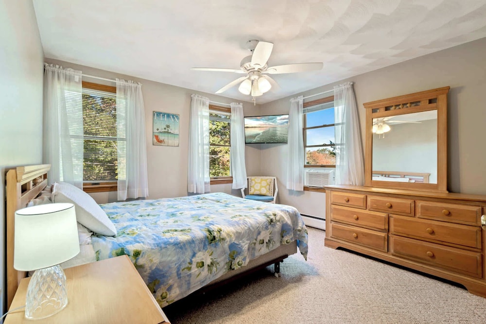 Nubble View Home for 10