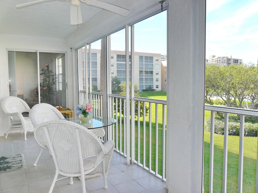 Coastal Style Condo With Pool, spa and Steps to Beach