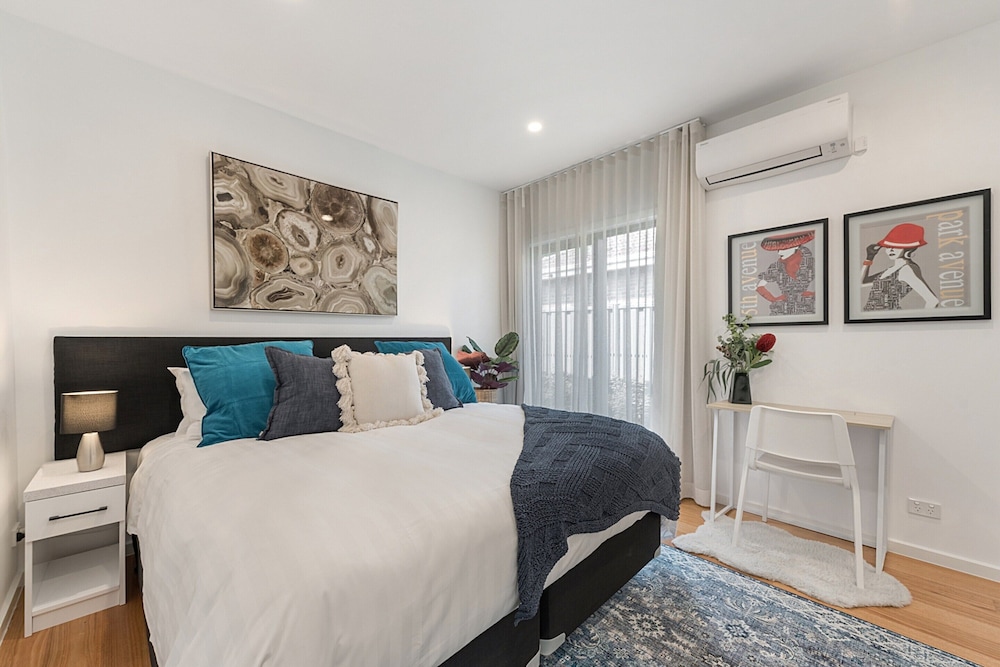 Gorgeous 3-bed House With Spacious Shared Backyard
