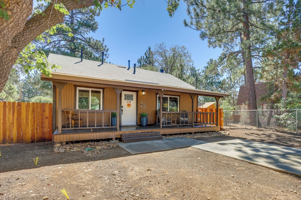 Near Slopes & Shores: Pet-friendly Sugarloaf Gem