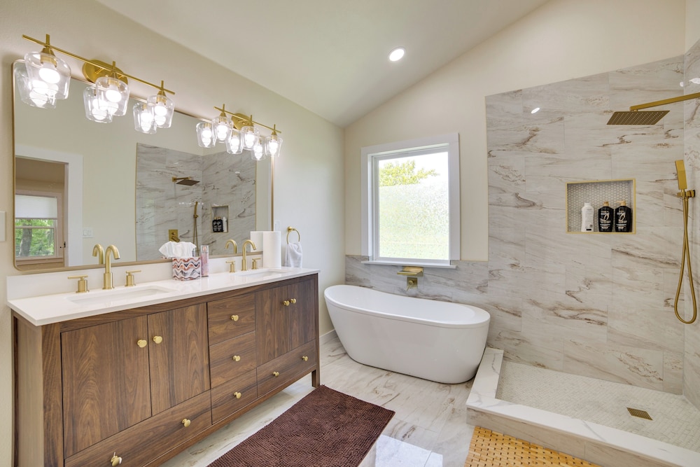 Blue Ridge Retreat on 10-acre Farm: Rural Reset!