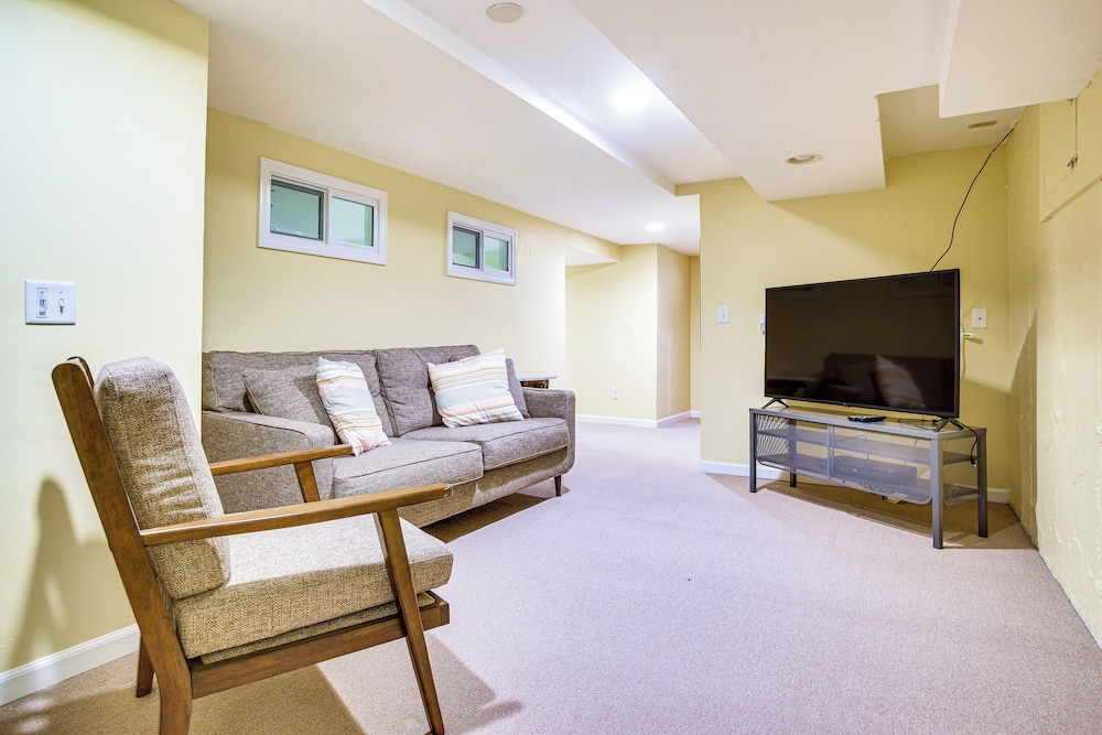 Ping-pong & Backyard: Spacious Chatham Retreat