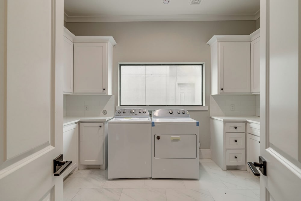 9 Mi to Downtown Houston: Spacious Group Getaway