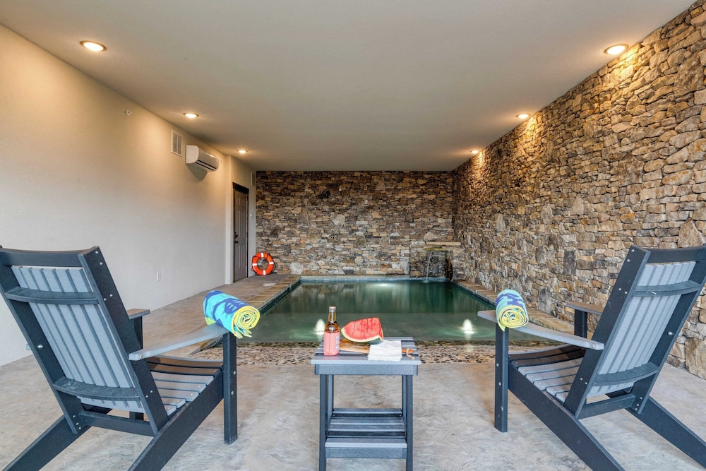 All Fun & Games by Avantstay Indoor Pool, Game Room, Theater, Mountain Views Near Pigeon Forge & Dollywood