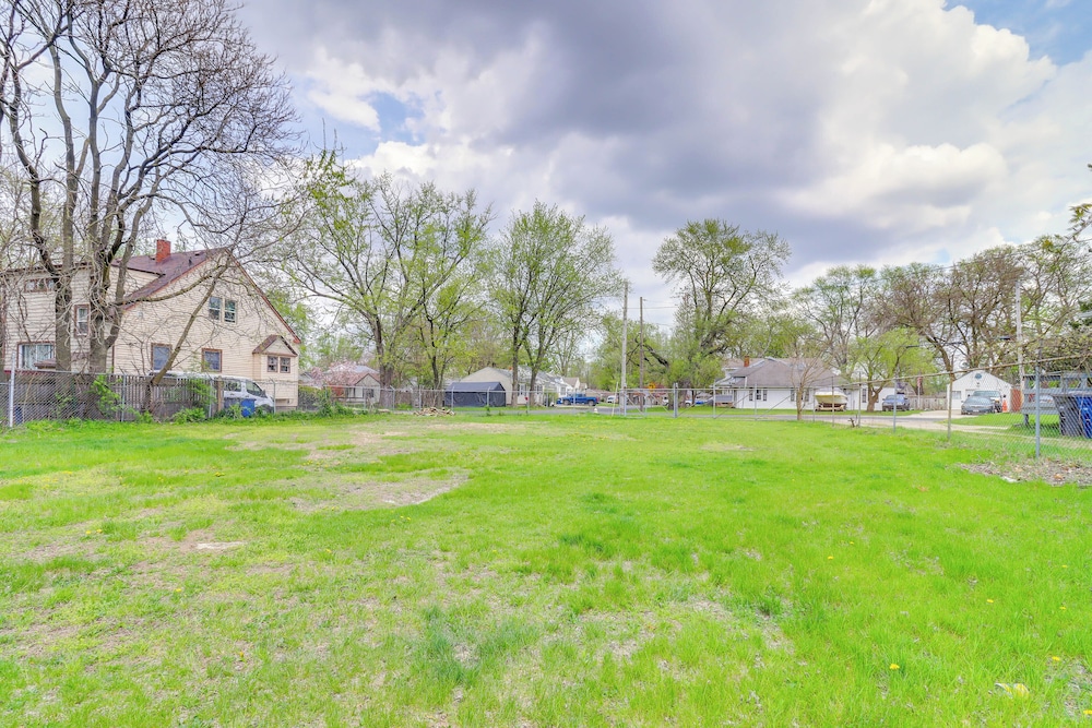 7 Mi to Downtown: Cozy West Toledo Apt w/ Yard