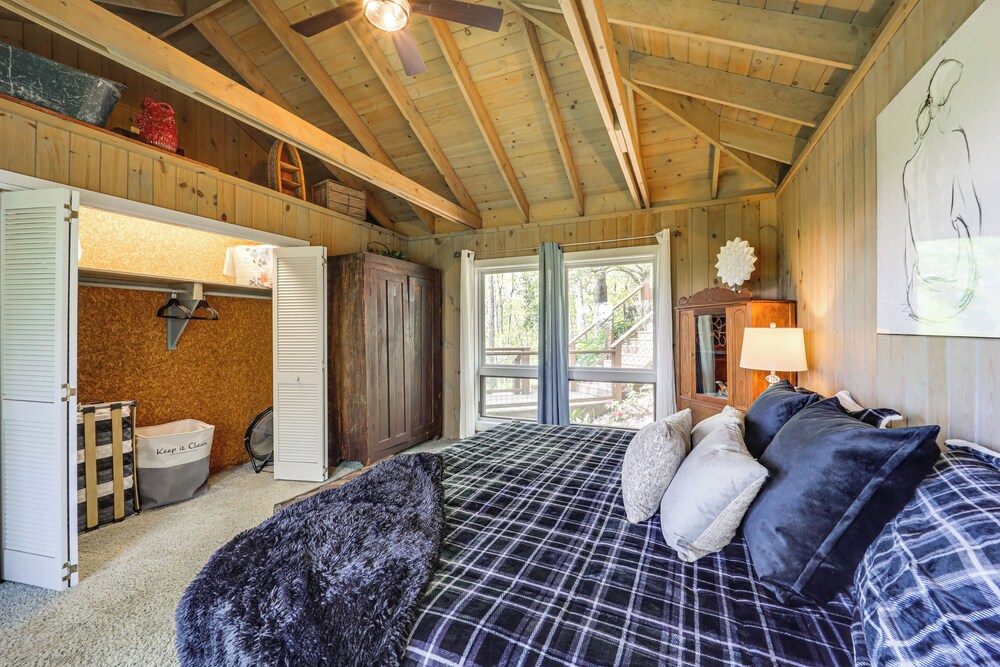 8 Mi to Ski Slopes! Hot Tub Haven in Seven Devils