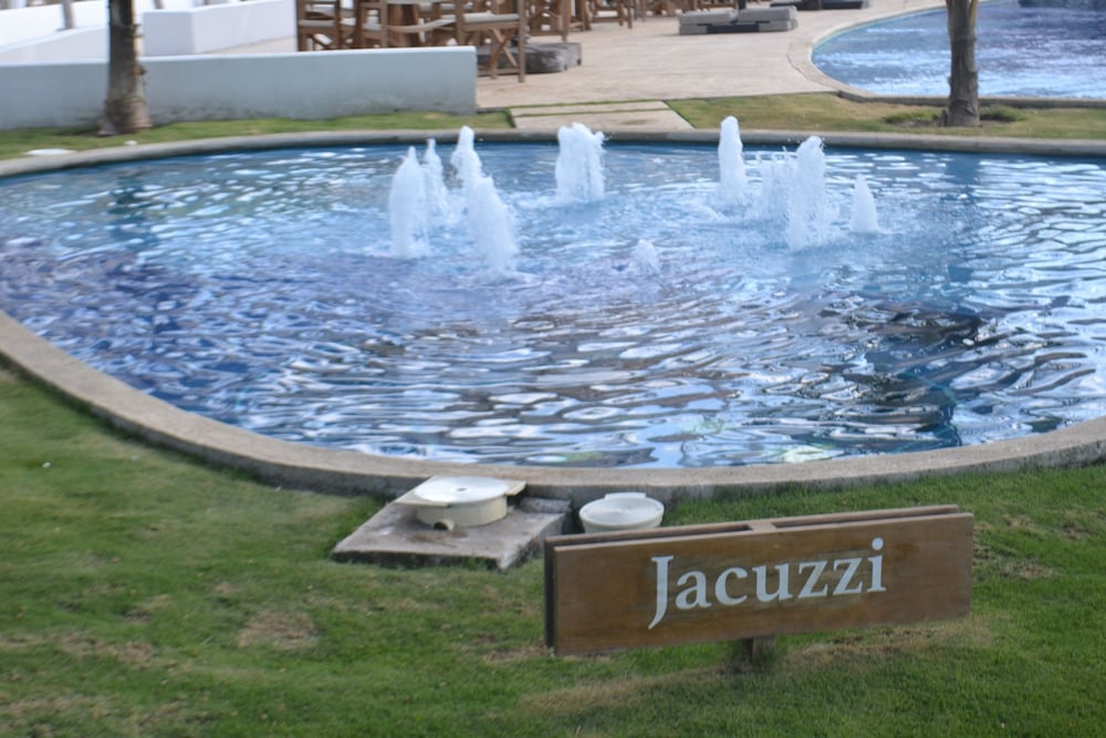 7 Guests 2 BR Private Jacuzzi Shared Pool