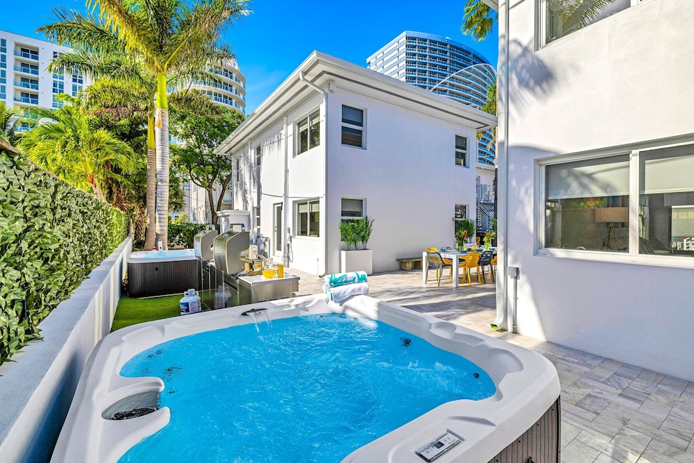 Beach Condo King Bed Lush Patio w BBQ Birch Key Eight