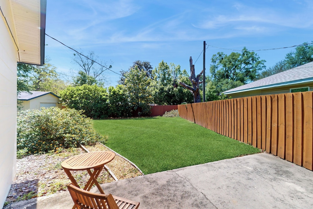 3BR Dog-friendly Home w/ Pool, Fireplace, W/d, A/C