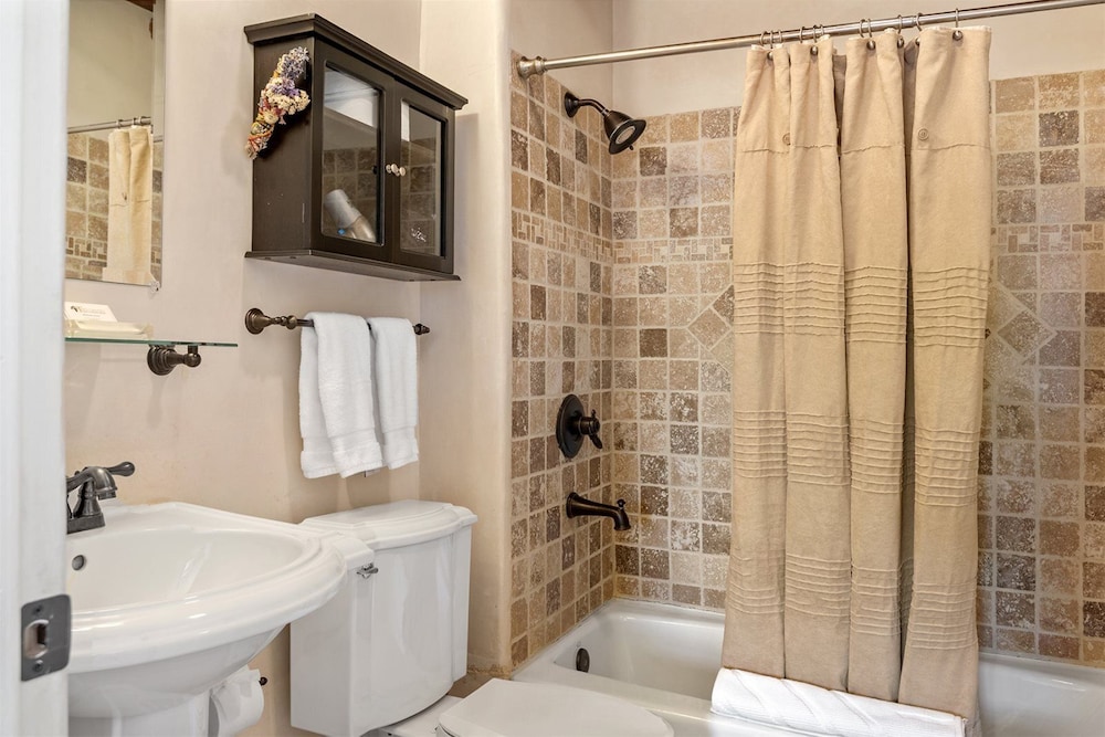 La Luz - Luxurious East Side Adobe With Hot Tub and Kiva Fireplace, Walk Everywhere view 4