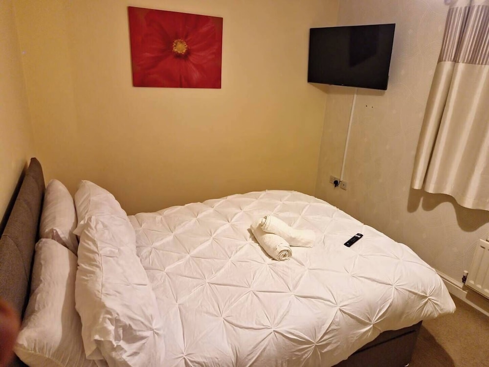 3 Bed House - Sleeps 6 - Parking - Wifi