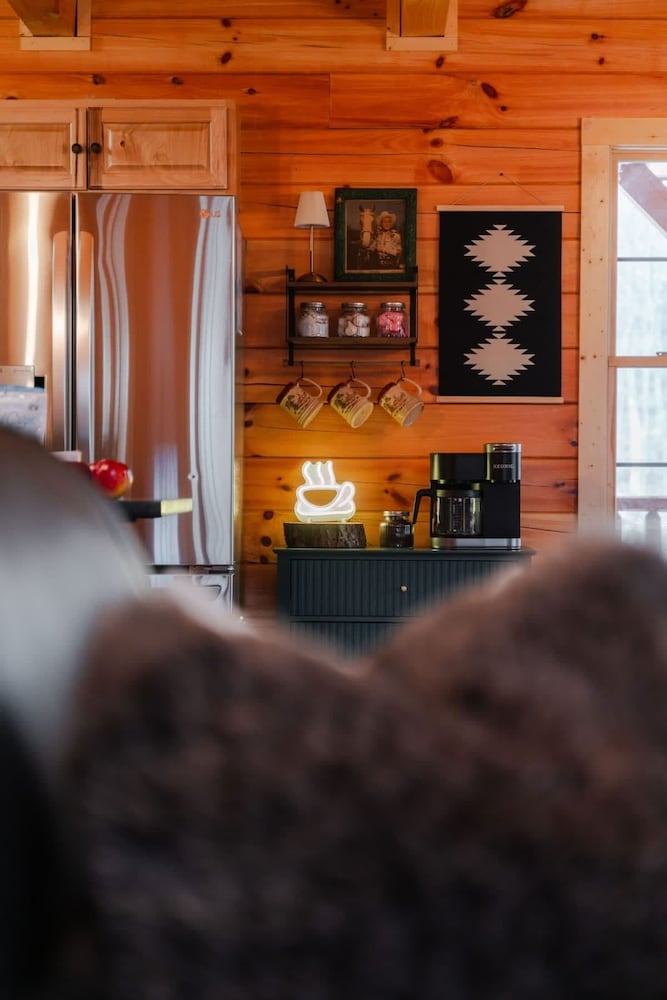 Sleeps 16! Luxury Cabin With Game Room & Hot Tub