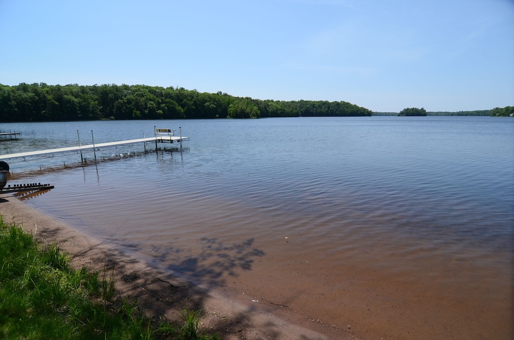 Lakeside Bills Bay Cabin by RedAwning