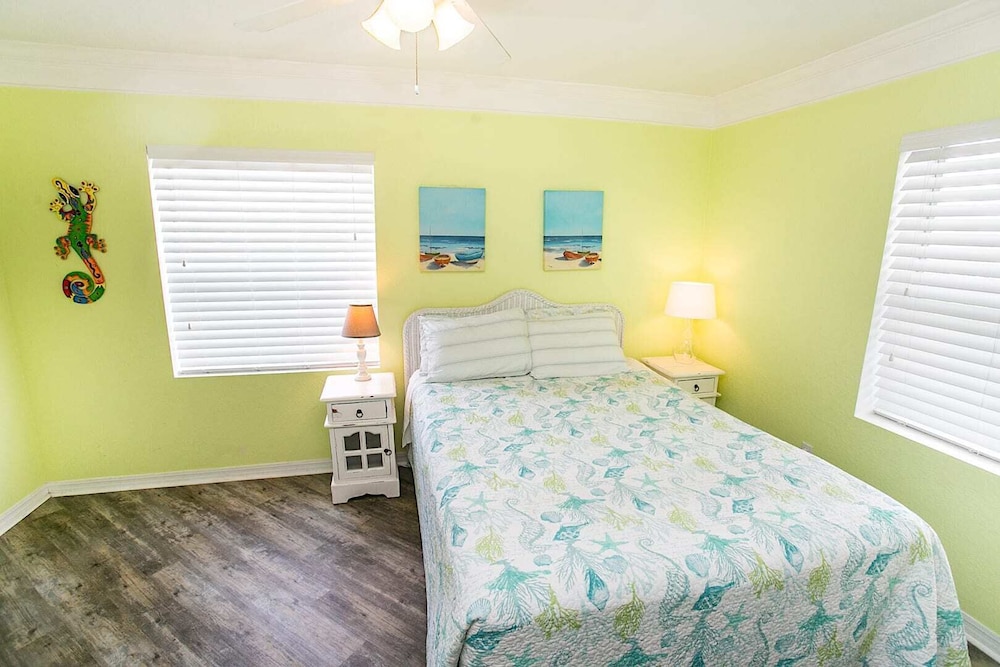 Seaside Haven: Stylish Condo, Garden Views