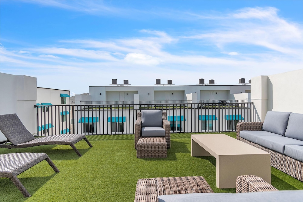 Azul Townhomes A3 - Sunrise