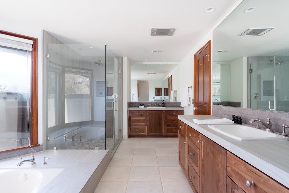 Cathedral by Avantstay Charming Secluded Estate w Sauna Pool Table Views of the Rolling Hills