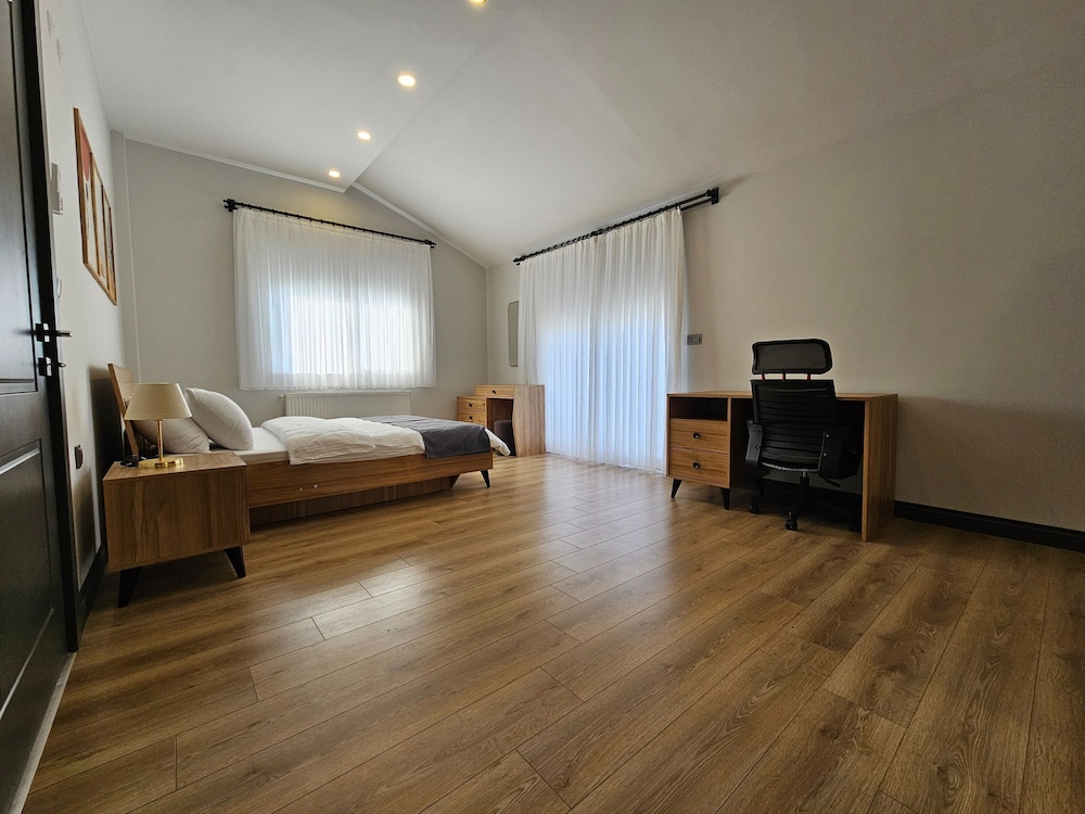 New Flat Large Living Space 2-5 Near By Lara Beach