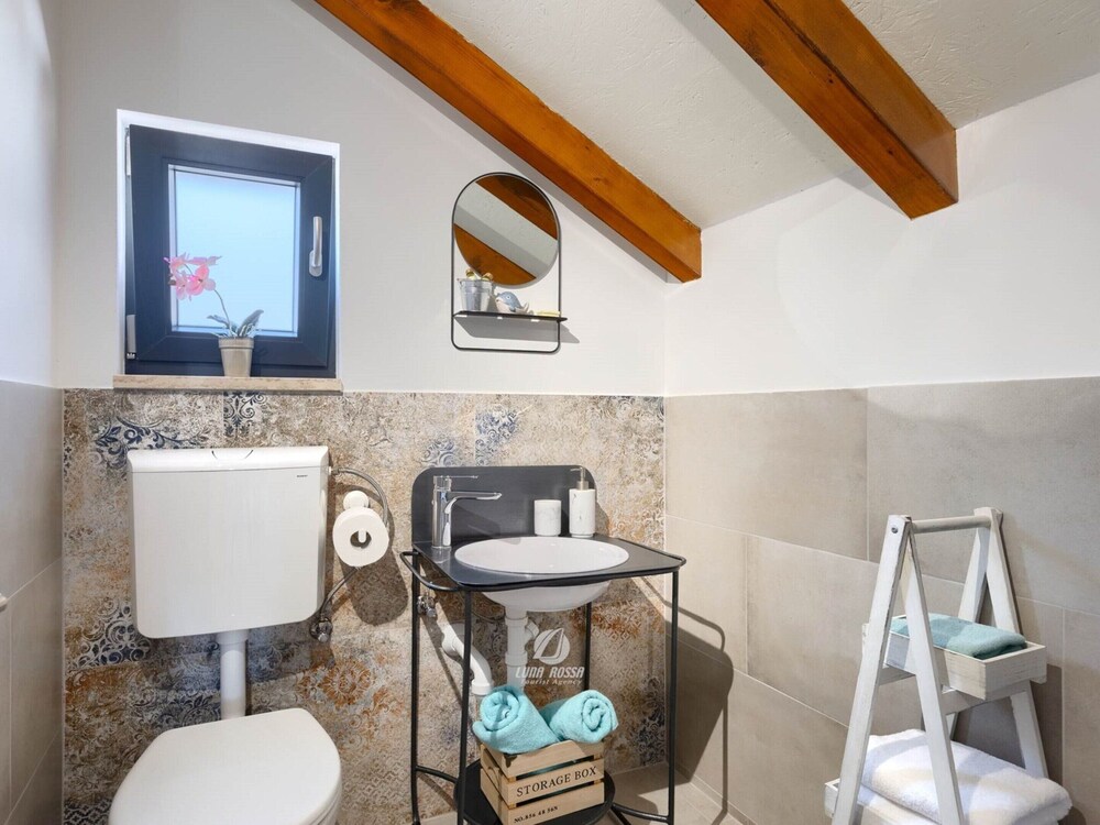 Adorable Home With Private Garden and Bubble Bath