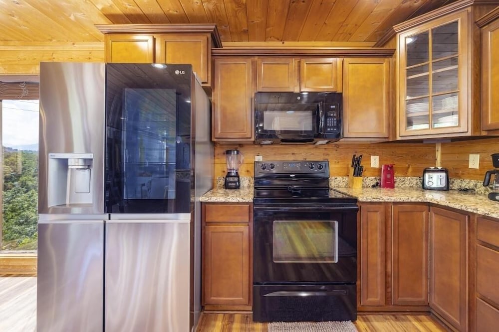 Valley View-tiful - 5 Bedrooms, 5 Baths, Sleeps 18 Home by RedAwning