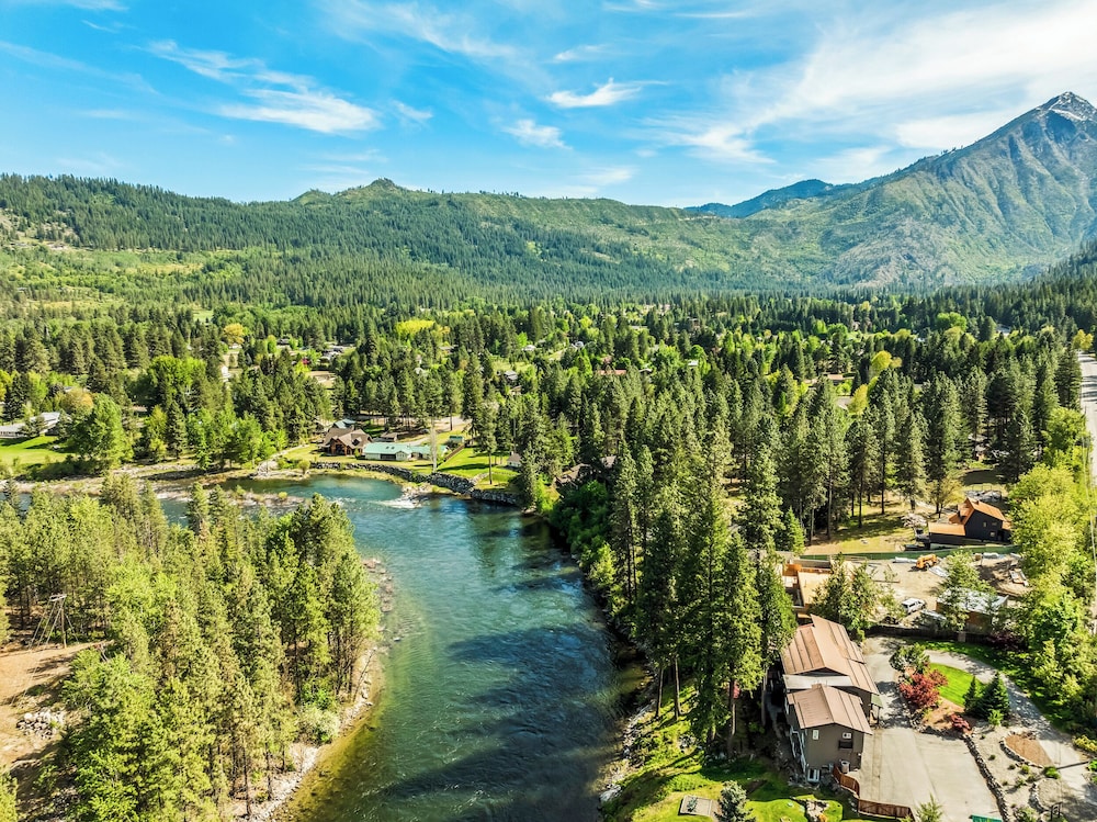 All Seasons River Inn