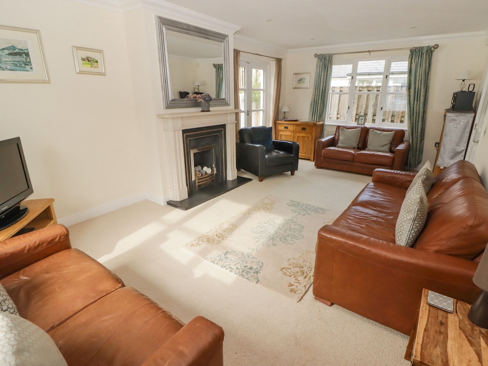 3 Strawberry Close