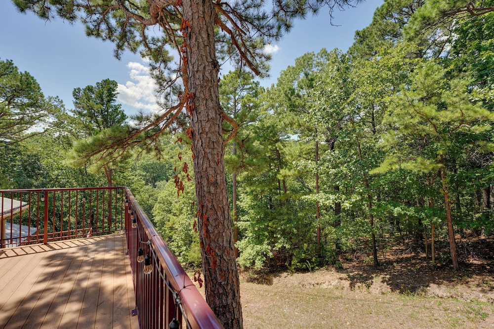0.5 Mi to Table Rock Lake: Ozark Mountains Cabin