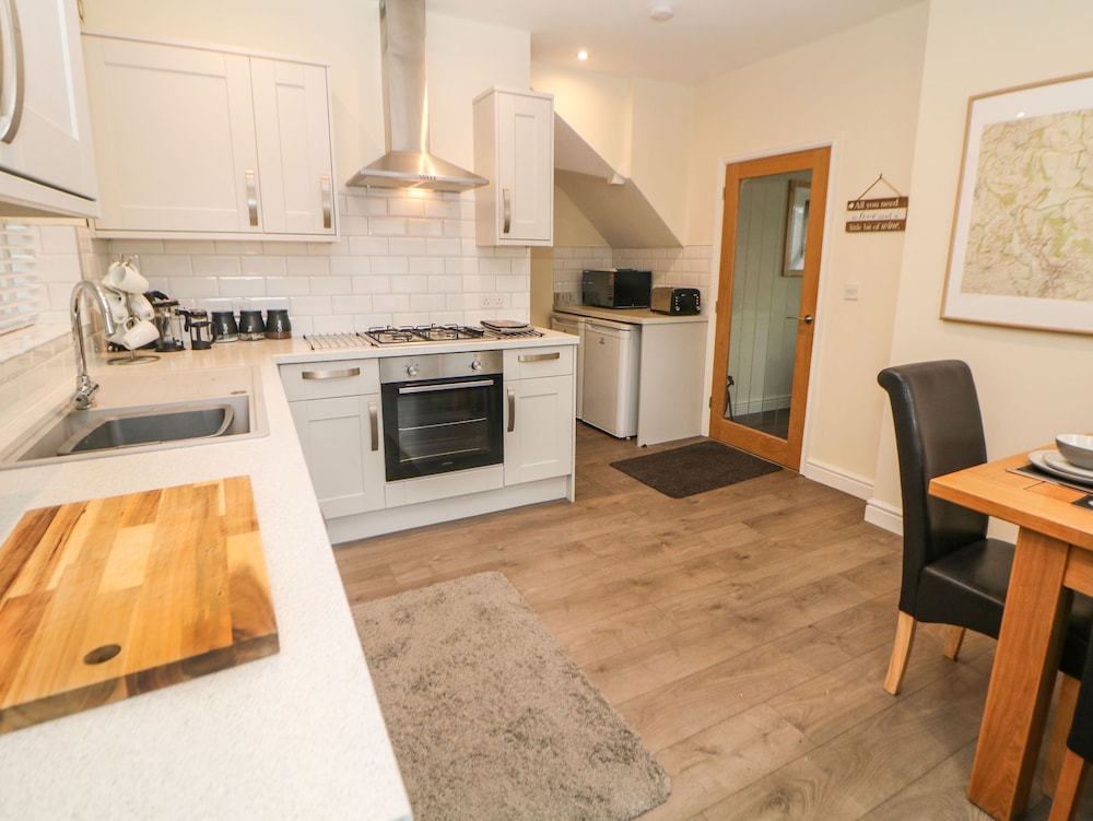 1 Knowleston House