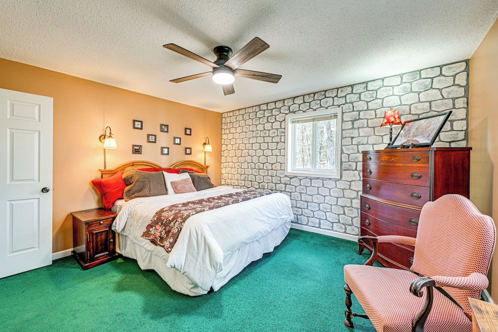 Lakefront Cabin Retreat w/ Dock in Robbinsville!