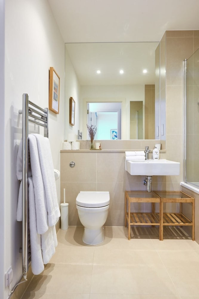 Beautiful 1 Bedroom With Balcony Near Mile End