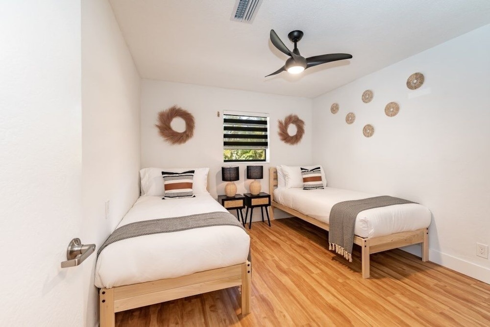 Fox Garden Luxury Boho Near Downtown & Beach 4 Bedroom Home