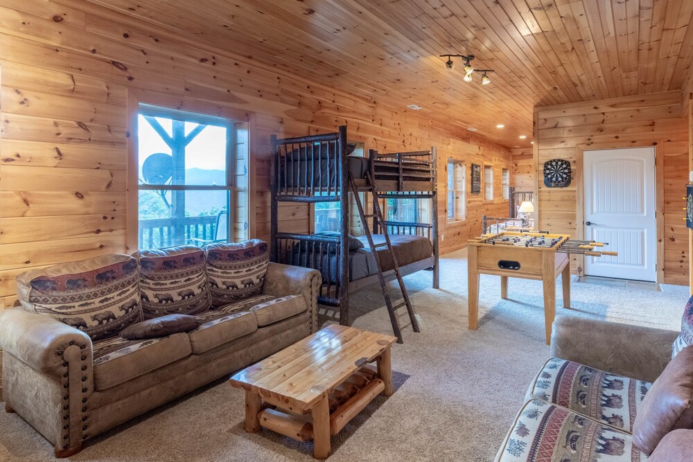 Luxury 4200 Sqft Log Cabin on 50 Acres Sleeps 16
