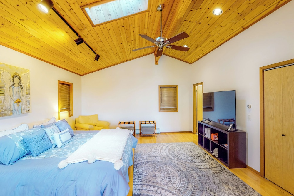 3BR Home w/ Private Hot Tub, Kayaks & Lake Views