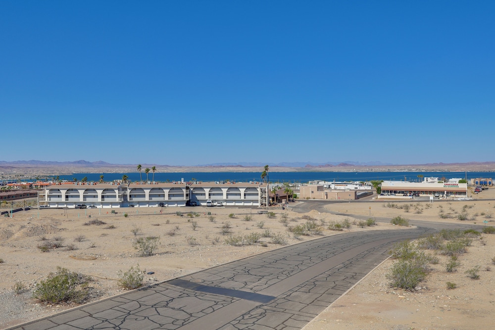 Pool Access & Mtn Views: Lake Havasu City Condo!