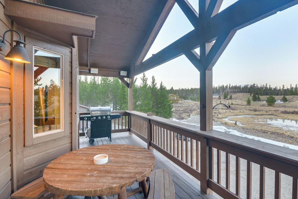 Deck + Mountain Views: Fairplay Family Escape!