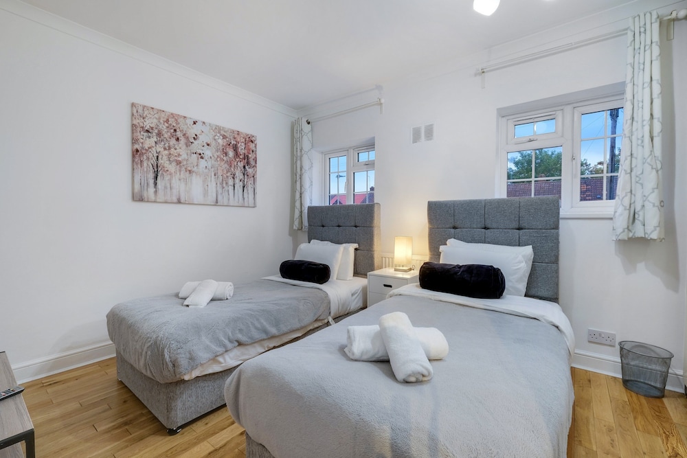 Modern 4 Bedroom Hse Garden in Feltham