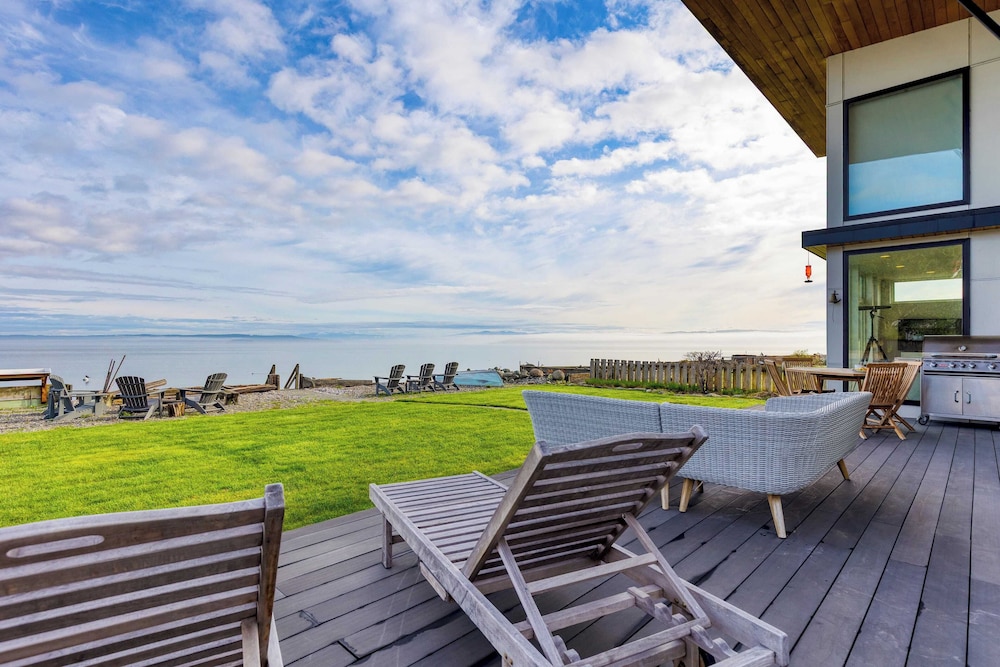 Chic Whidbey Island Waterfront Home w/ Hot Tub, Firepits + Views