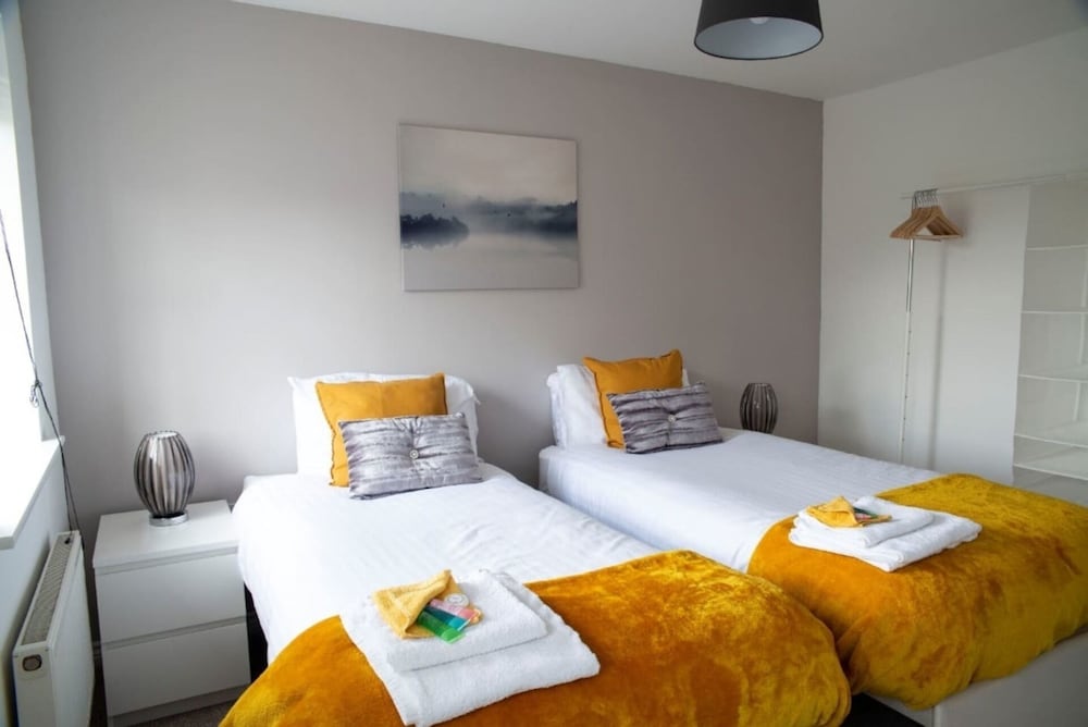 Contractorscleancharming 2-bed House in Coventry view 3