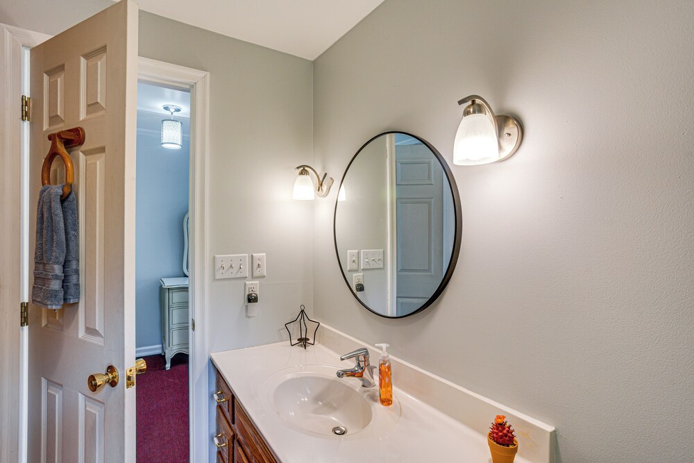 Honey Bee Farm On-site: Susquehanna Valley Apt!