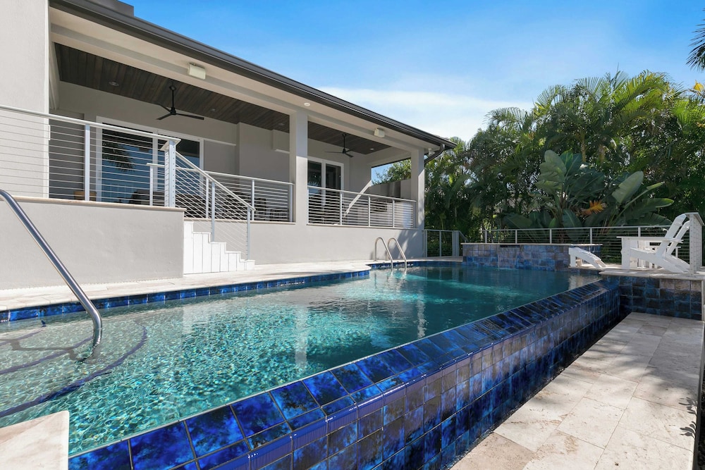 Marco Polo by Avantstay Waterfront 5bdr, Pool, Spa, Fire Pit, Walk to Beach