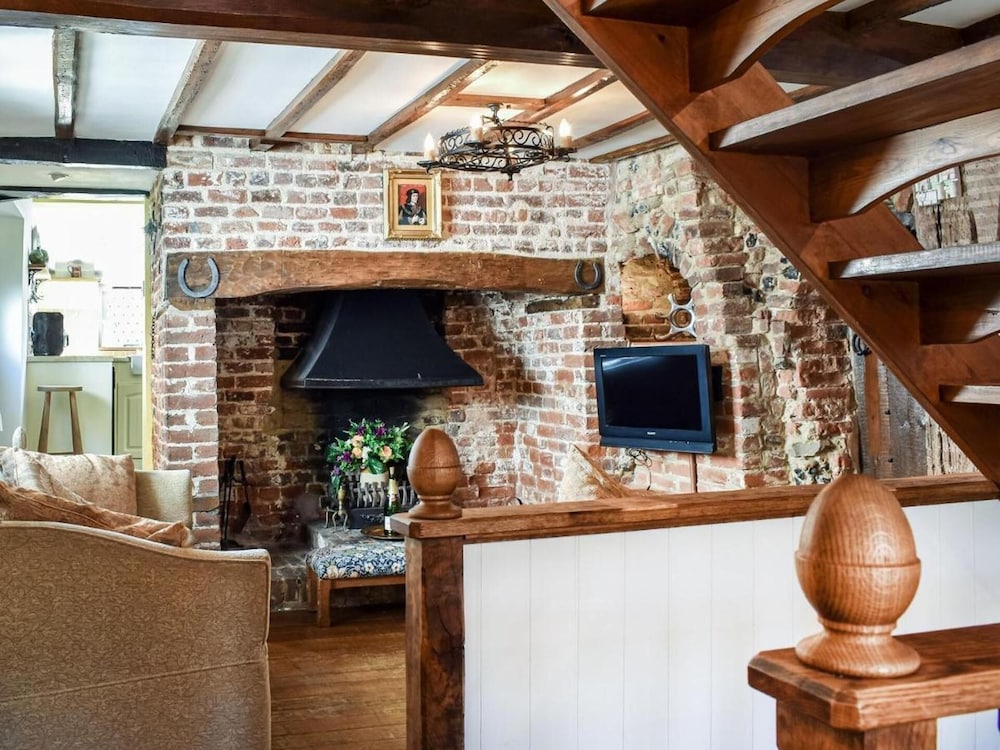 Local Pubs, Walking Routes, Cottage w Parking