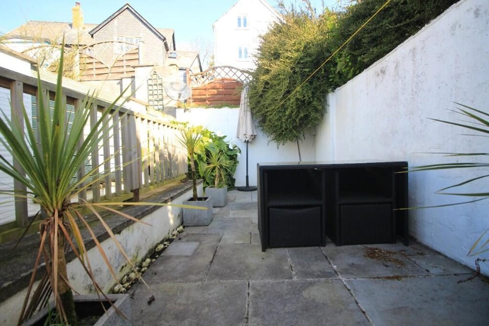 2 Bed Cottage - Sleeps 4 - Pets - Patio - Parking